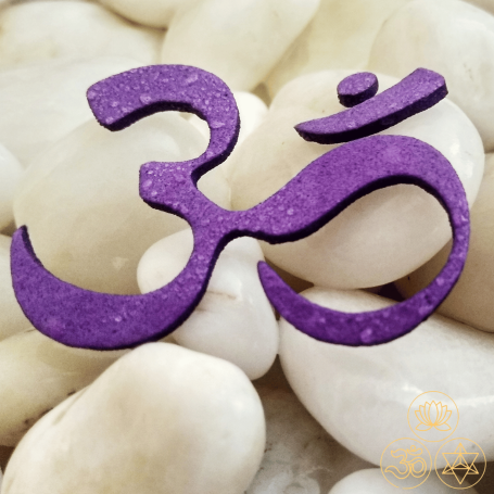 Heiliger OM Laut Lila Om-Symbol auf einer Ansammlung von weißen Steinen.