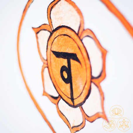 Sakralchakra mit Sanskrit Mantra Mandala mit orangefarbener Blüte und Symbol in der Mitte.